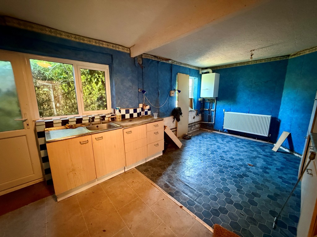 Lot: 217 - MID-TERRACE HOUSE FOR IMPROVEMENT - Kitchen/dining room